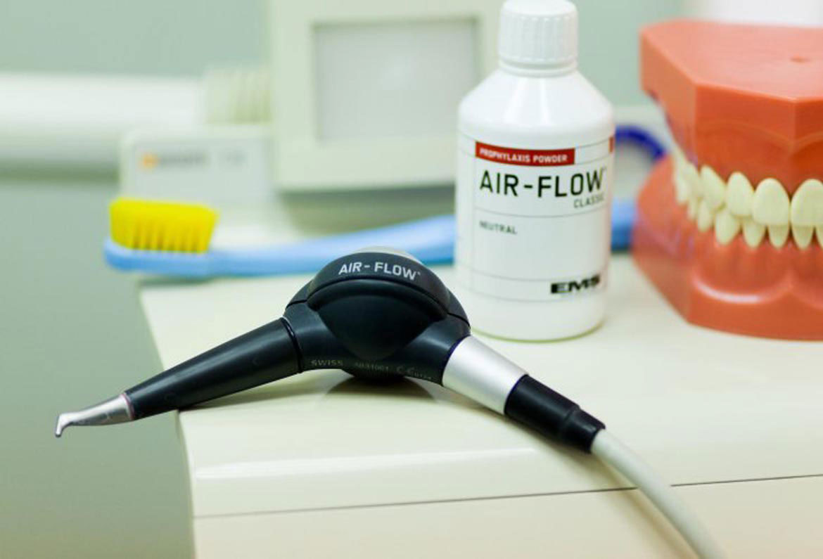 Отбеливание и чистка зубов Air Flow